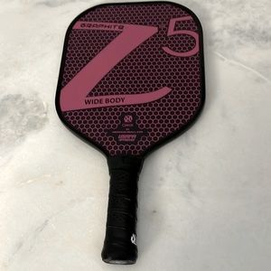 Onix Graphite Wide Body  Z5 pickleball paddle, comes with carrying case.